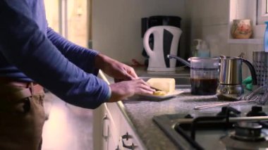 Evde tereyağı ve MCT yağıyla Keto kahvesi yapan kişi 