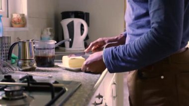 Evde tereyağı ve MCT yağıyla Keto kahvesi yapan kişi 