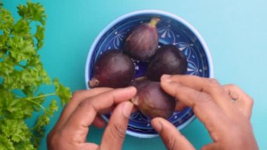 Şef mutfakta incirli sağlıklı vegan salatası hazırlıyor.            