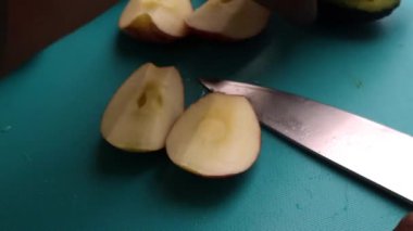 İnsanlar sağlıklı salata için meyve doğruyor.