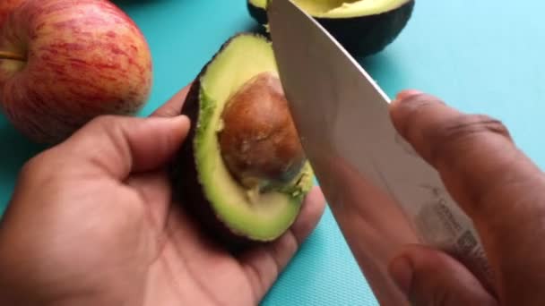 건강에 샐러드를 만들기 위에서 과일을 사람들 — 비디오