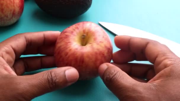Manos Persona Cortando Frutas Tabla Cortar Para Una Ensalada Saludable — Vídeo de stock