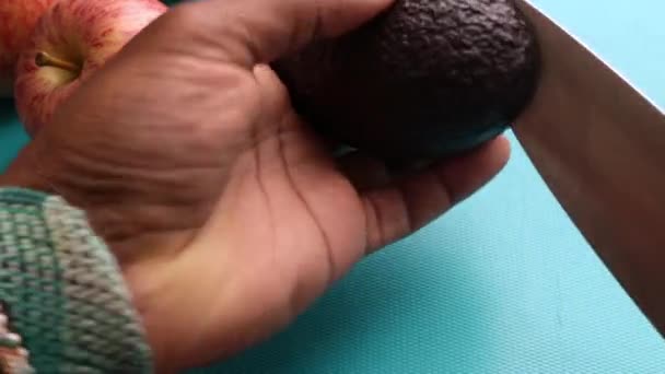 Manos Persona Cortando Frutas Tabla Cortar Para Una Ensalada Saludable — Vídeos de Stock