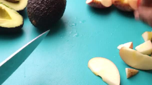 Χέρια Προσώπου Κοπής Φρούτων Στον Πίνακα Τεμαχισμού Για Υγιεινή Σαλάτα — Αρχείο Βίντεο