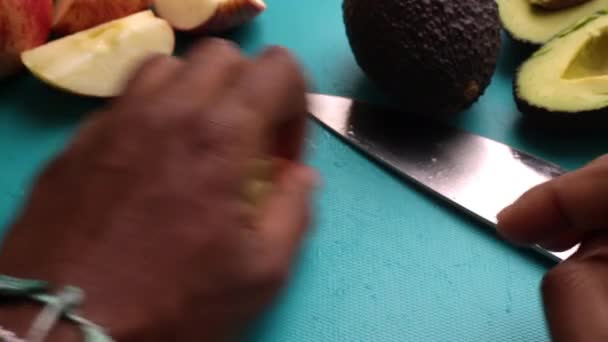Ręce Osoby Siekanie Owoców Desce Siekania Zdrowej Sałatki — Wideo stockowe