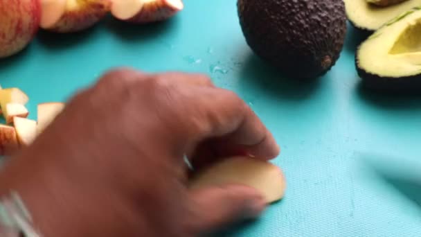 Manos Persona Cortando Frutas Tabla Cortar Para Una Ensalada Saludable — Vídeo de stock