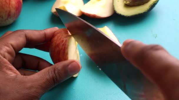 Χέρια Προσώπου Κοπής Φρούτων Στον Πίνακα Τεμαχισμού Για Υγιεινή Σαλάτα — Αρχείο Βίντεο