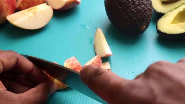 Persona Manos Preparando Frutas Tabla Cortar Para Ensalada Vegana Saludable — Vídeo de stock