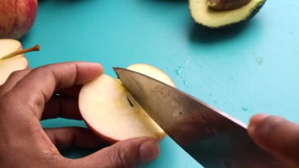Osoba Ręce Przygotowujące Owoce Desce Siekania Wegańskiej Zdrowej Sałatki — Wideo stockowe