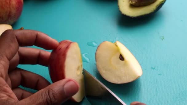 Mãos Pessoa Preparando Frutas Tábua Corte Para Salada Saudável Vegan — Vídeo de Stock