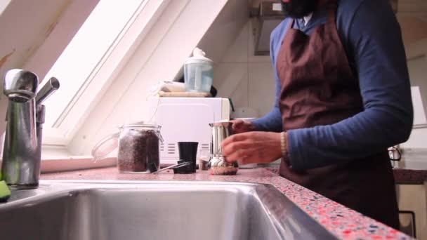 Seseorang Membuat Kopi Espresso Dengan Pot Moka Dapur — Stok Video