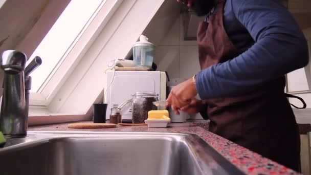 人们用黄油和Mct油制作产茶咖啡 — 图库视频影像