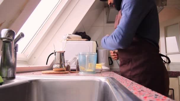 Pessoa Fazendo Café Cetogênico Com Manteiga Óleo Mct — Vídeo de Stock
