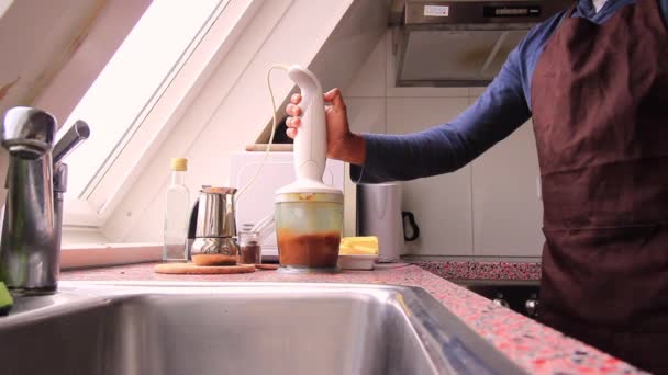 Pessoa Fazendo Café Cetogênico Com Manteiga Óleo Mct — Vídeo de Stock