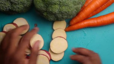 Mutfakta sağlıklı yemek için organik sebze hazırlayan kişi