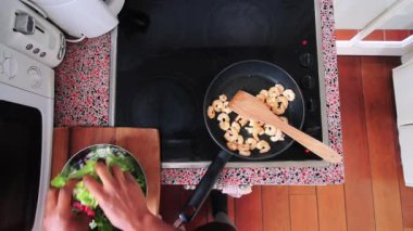 Mutfakta karidesli sağlıklı yeşil salata hazırlayan şefin en iyi görüntüsü.
