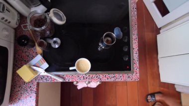 Tereyağı ve MCT yağıyla kahve yapan kişinin üst görüntüsü