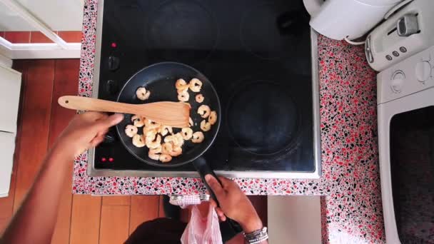 Шеф Повар Готовит Салат Креветками Кухне — стоковое видео