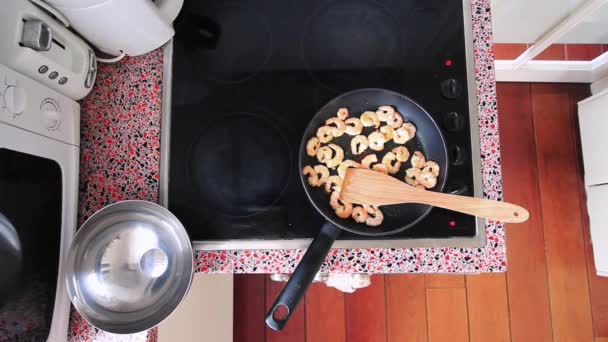 Top View Chef Kok Bereidt Salade Met Garnalen Keuken — Stockvideo