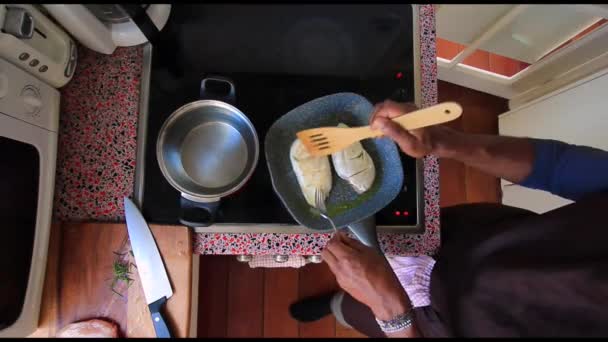 Top Uitzicht Van Chef Kok Bakken Kip Elektrisch Fornuis Keuken — Stockvideo