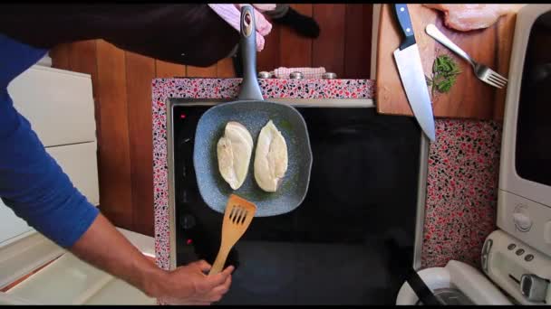 Blick Von Oben Auf Koch Der Hühnchen Auf Elektroherd Küche — Stockvideo