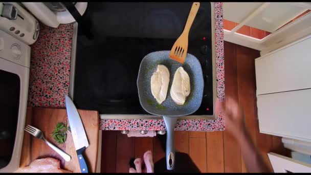 Вид Зверху Шеф Кухаря Смажить Курку Електричній Плиті Кухні — стокове відео