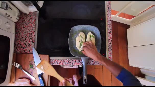 台所の電気ストーブの上で鶏をフライパンシェフのトップビュー — ストック動画