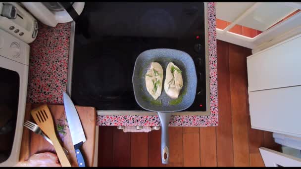 厨师在厨房电炉上煎鸡的头像 — 图库视频影像