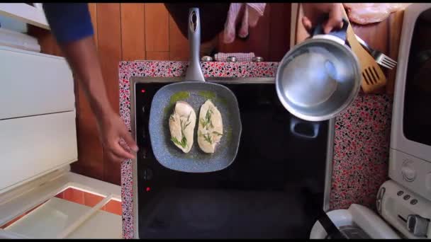 Blick Von Oben Auf Koch Der Hühnchen Auf Elektroherd Küche — Stockvideo
