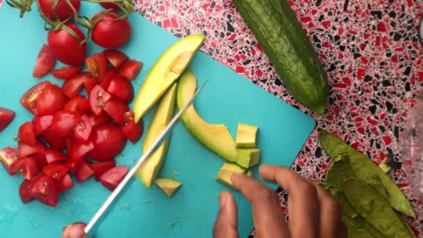 Vista Superior Del Chef Haciendo Ensalada Saludable Cocina — Vídeo de stock