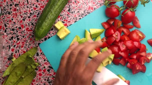 Vista Superior Del Chef Haciendo Ensalada Saludable Cocina — Vídeos de Stock