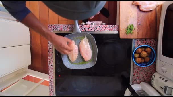 厨师在厨房电炉上准备鸡肉的头像 — 图库视频影像