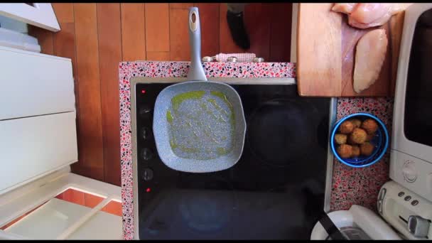 Вид Сверху Повара Готового Курицу Электрической Плите Кухне — стоковое видео
