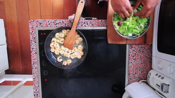 Chefkoch Bereitet Gesunden Grünen Salat Mit Garnelen Der Küche — Stockvideo