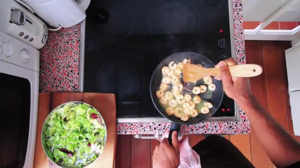 Вид Зверху Шеф Кухаря Який Готує Здоровий Зелений Салат Креветками — стокове відео