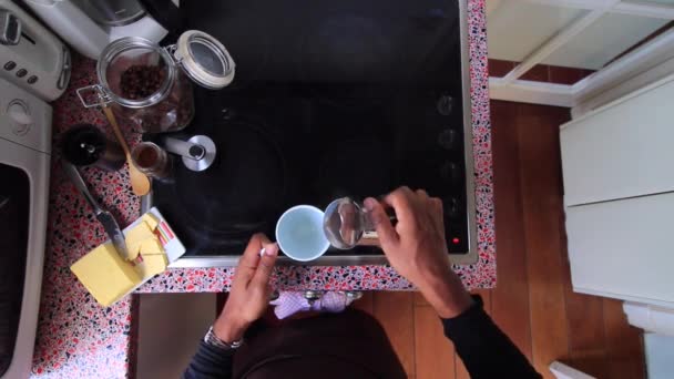 Вид Сверху Человека Делающего Кофе Маслом Маслом Mct — стоковое видео