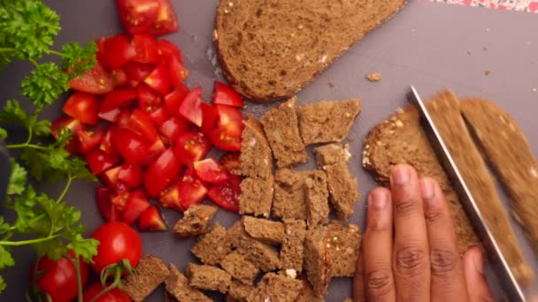 Najwyższy Kąt Widzenia Osoba Przygotowująca Pomidory Chleb Dla Zdrowej Sałatki — Wideo stockowe