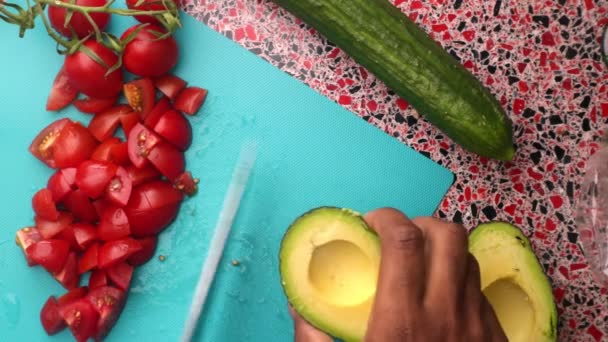 Top Vista Chef Fazendo Salada Deliciosa Saudável Com Abacate Tomate — Vídeo de Stock
