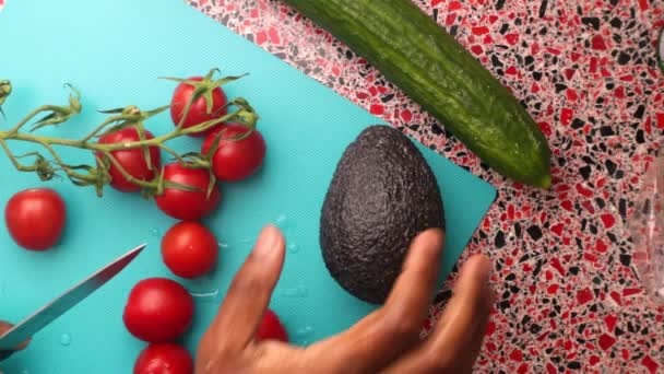 Chef Vista Superior Haciendo Ensalada Deliciosa Saludable Con Aguacate Tomates — Vídeos de Stock