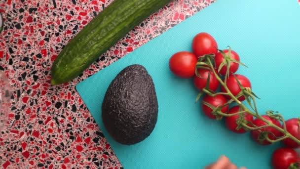 Top View Chef Rendendo Sana Deliziosa Insalata Con Avocado Pomodori — Video Stock
