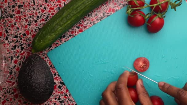 Chef Vista Superior Haciendo Ensalada Deliciosa Saludable Con Aguacate Tomates — Vídeos de Stock