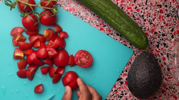 Chef Vista Superior Haciendo Ensalada Deliciosa Saludable Con Aguacate Tomates — Vídeos de Stock