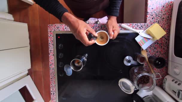 用黄油和Mct油煮咖啡的人的头像 — 图库视频影像