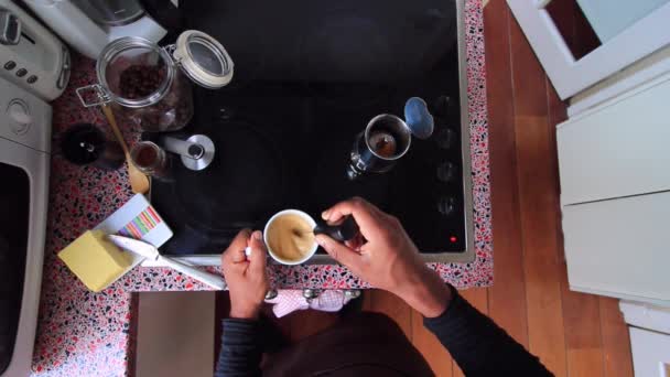 Vista Superior Pessoa Que Faz Café Com Manteiga Óleo Mct — Vídeo de Stock