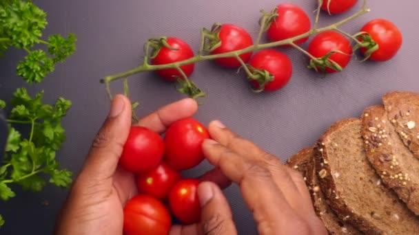 Vista Dall Alto Persona Che Prepara Pomodori Pane Insalata Sana — Video Stock