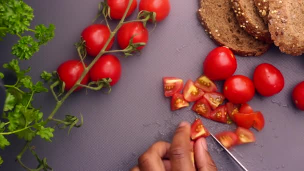 为健康沙拉准备西红柿和面包的头面人物 — 图库视频影像