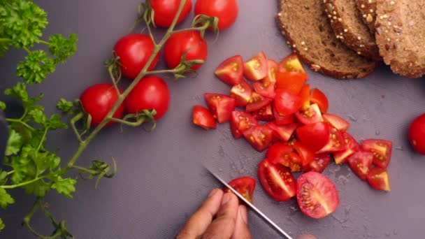 Top View Person Förbereda Tomater Och Bröd För Hälsosam Sallad — Stockvideo