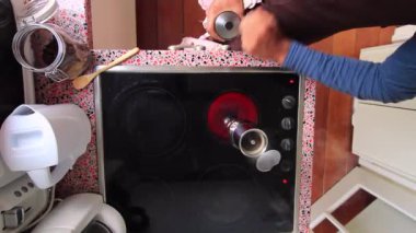 Kahve çekirdeklerini öğüten ve kahvaltıda espresso yapan biri.