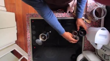 Kahve çekirdeklerini öğüten ve kahvaltıda espresso yapan biri.
