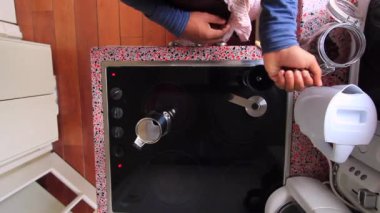 Kahve çekirdeklerini öğüten ve kahvaltıda espresso yapan biri.